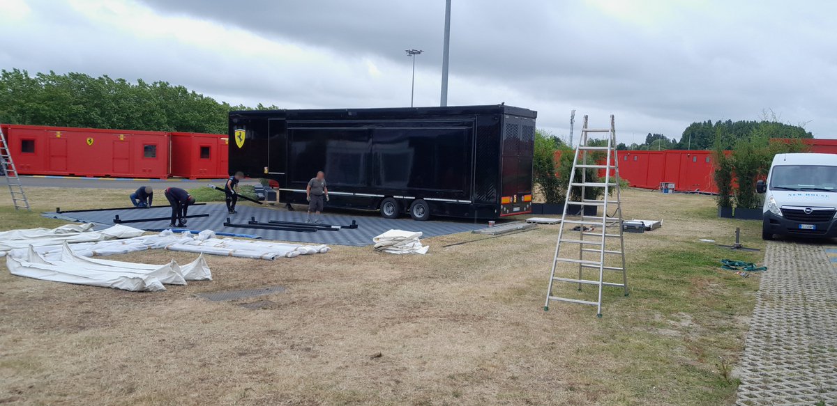 GroupeTSPS's tweet image. Les coulisses des 24H du Mans 2025 ! 🏁 Nous avons mis en place des plateformes et des allées pour les stands extérieurs de marques comme Ferrari et Goodyear, assurant des accès sûrs et modulables.

#24h #24hdumans #LeMans24 #evenementiel #stand #logistique #TSPS