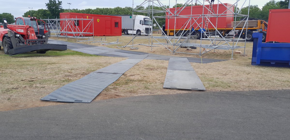 GroupeTSPS's tweet image. Les coulisses des 24H du Mans 2025 ! 🏁 Nous avons mis en place des plateformes et des allées pour les stands extérieurs de marques comme Ferrari et Goodyear, assurant des accès sûrs et modulables.

#24h #24hdumans #LeMans24 #evenementiel #stand #logistique #TSPS