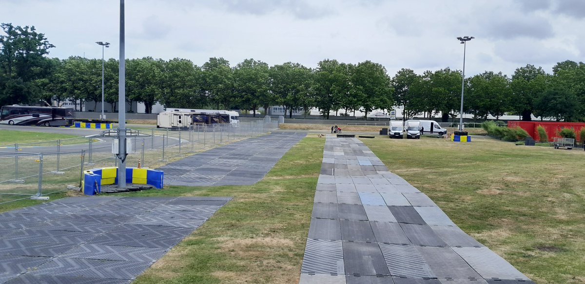 GroupeTSPS's tweet image. Les coulisses des 24H du Mans 2025 ! 🏁 Nous avons mis en place des plateformes et des allées pour les stands extérieurs de marques comme Ferrari et Goodyear, assurant des accès sûrs et modulables.

#24h #24hdumans #LeMans24 #evenementiel #stand #logistique #TSPS