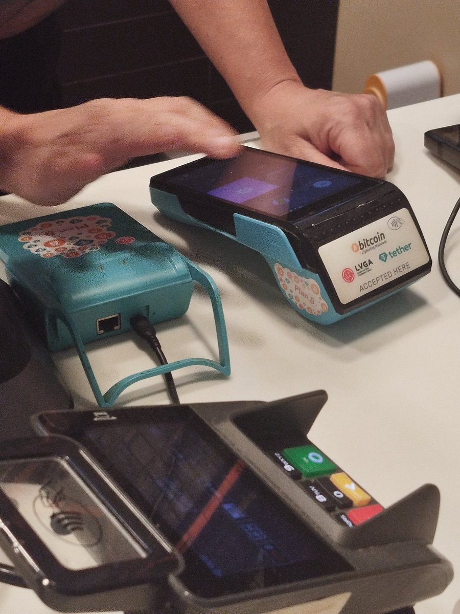 aurore_btc's tweet photo. Bien évidemment, le pèlerinage serait incomplet sans se rendre au @McDonalds de Lugano et payer sa commande en #BTC #paidinBTC au meilleur McDo du monde (Sisi) https://t.co/gFGxjwPQfP