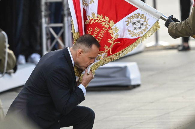 Radio Maryja (@radiomaryja) on Twitter photo .<a href="/NawrockiKn/">Karol Nawrocki</a> do żołnierzy: Obiecuję, że wasz prezydent nie powie do was: "naprzód!". Zawsze będę mówił: "za mną!" .<a href="/NawrockiKn/">Karol Nawrocki</a> do żołnierzy: Obiecuję, że wasz prezydent nie powie do was: "naprzód!". Zawsze będę mówił: "za mną!"
