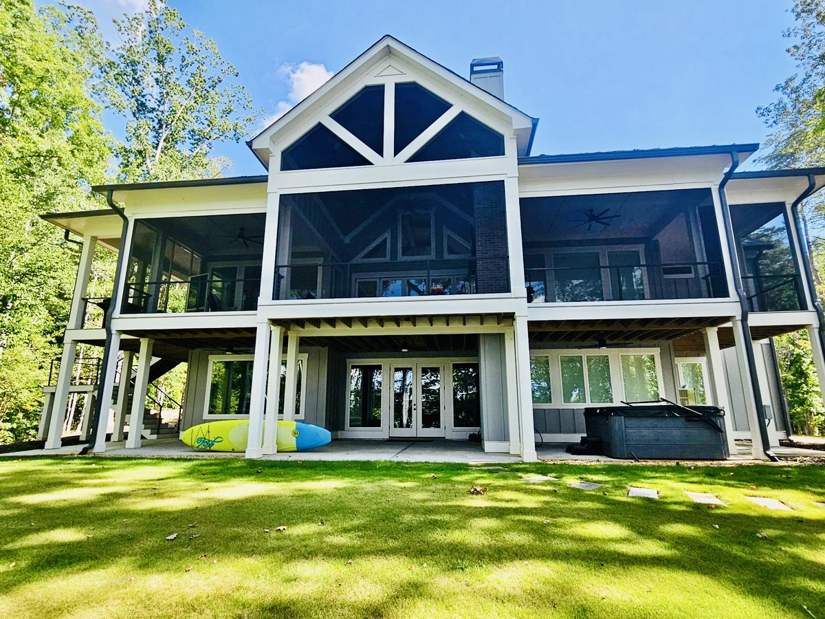 SMofGainesville's tweet image. This beautiful home now has a customized screen porch— with motorized rolldown screens in the front openings.  This family will get the most of their outdoor living space! #screenmobile #screenmobilenega #motorizedscreens #screenedporch #screenedinporch