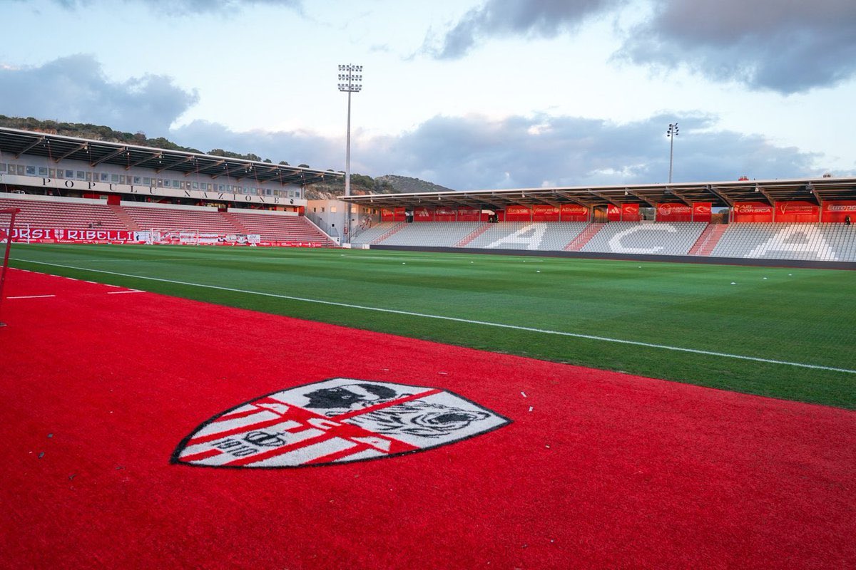 Otro histórico del fútbol francés muere hoy. 

El Ajaccio desciende oficialmente a National por deudas económicas y no se descarta que sea descendido al fútbol regional. 

El club corso, que jugó 14 temporadas en la Ligue 1, se hunde por sus dirigentes y por la crisis económica.