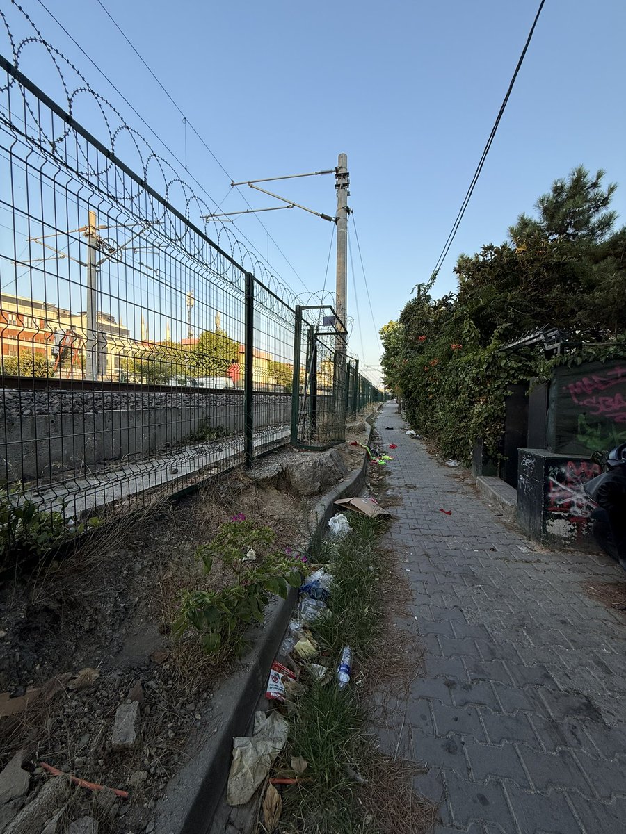 Sokaklar pislik içinde.
Aşağıda Agustos  2025 itibariyle, sadece yalcin kizilay geçidinden ve hemen üstündeki kucukyali caddesinden birer örnek bulabilirsiniz. Neden bu kadar pis ortalık ?<a href="/MaltepeBelTr/">Maltepe Belediyesi</a> , <a href="/istanbulbld/">İstanbul Büyükşehir Belediyesi</a>
