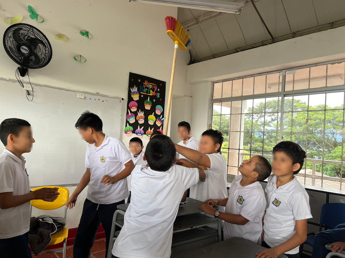 En Mata de Limón, #Yopal, realizamos jornada de sensibilización con 52 estudiantes sobre habilidades sociales, empatía, respeto y toma de decisiones. Desde #BienestarCasanare fortalecemos la convivencia y el bienestar emocional en entornos rurales.