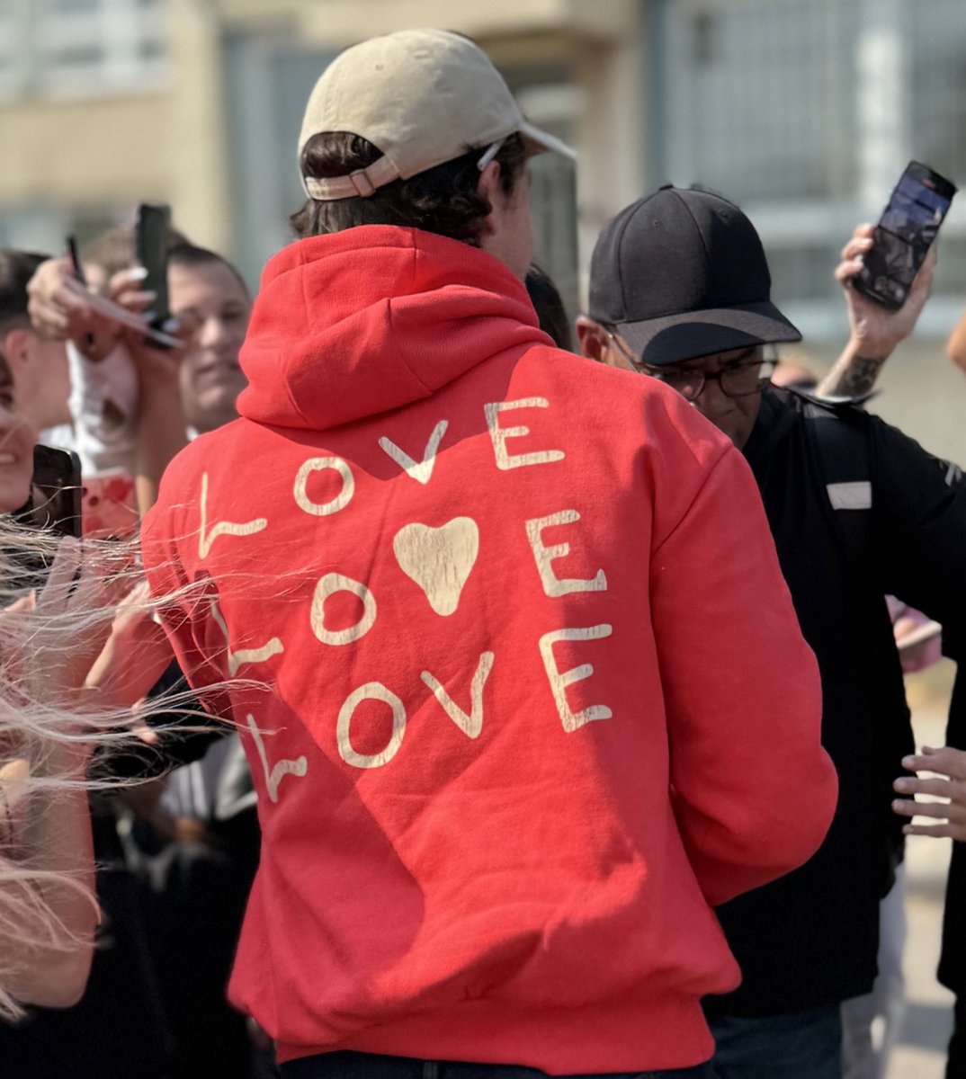 📸 | Shawn hoy en Budapest.

La sudadera es parte del merch disponible en los conciertos.
