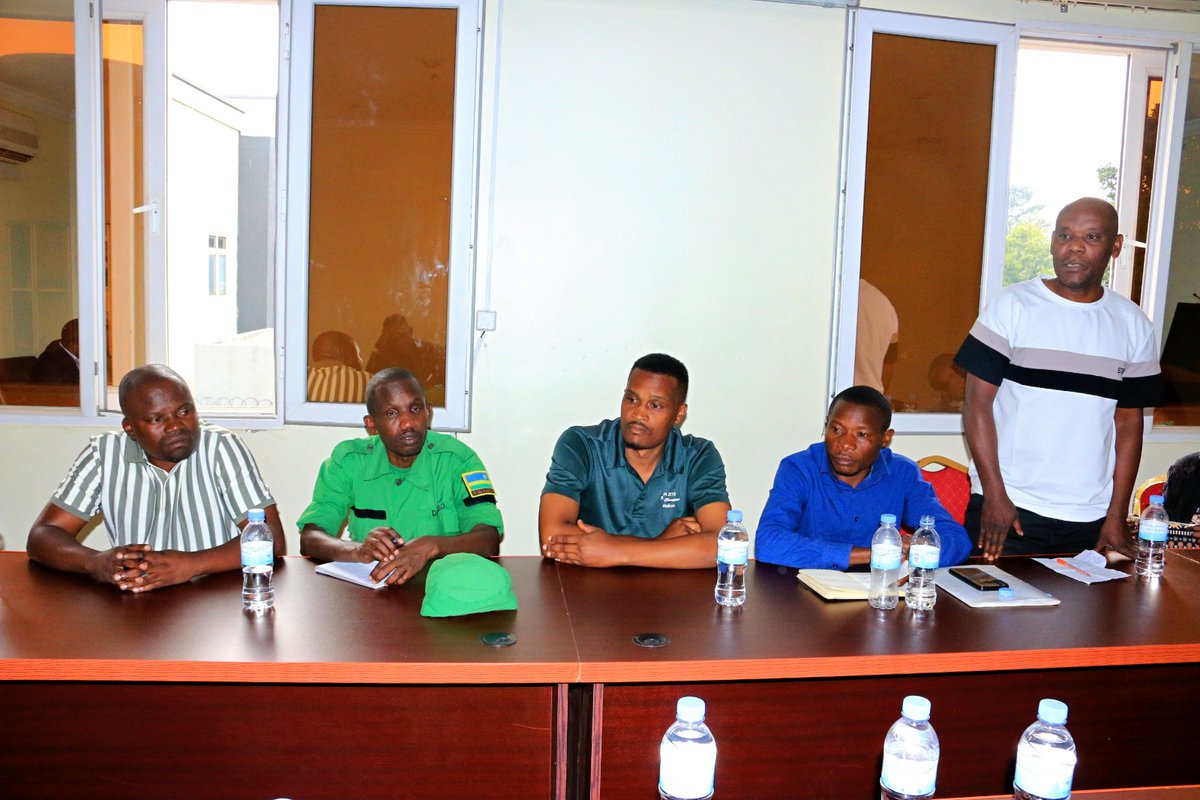 Ari kumwe n'Umuyobozi Mukuru wa BDF <a href="/vimunyeshyaka/">vincent munyeshyaka</a>, Visi Meya ushinzwe iterambere ry'ubukungu <a href="/Deonzabo2/">Deonzabo</a> bagiranye ibiganiro n’abahagarariye Koperative UDC na COCOBEGI zikorera mu gakiriro ka Rubavu ku kunoza imikorere no kubyaza umusaruro amahirwe aboneka mu bufatanye.