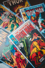 La razón por la que compro cómics es metabólica.
Mi cuerpo es incapaz, desde que nací, de producir cómics por si mismo. Así que me veo obligado a comprar uno cuando lo quiero leer.