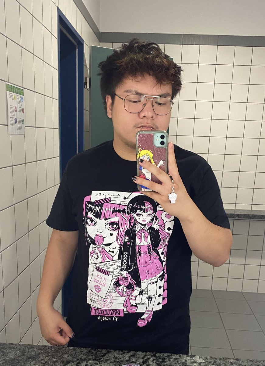 daaamncel's tweet image. Draculaura shirt at work 😙