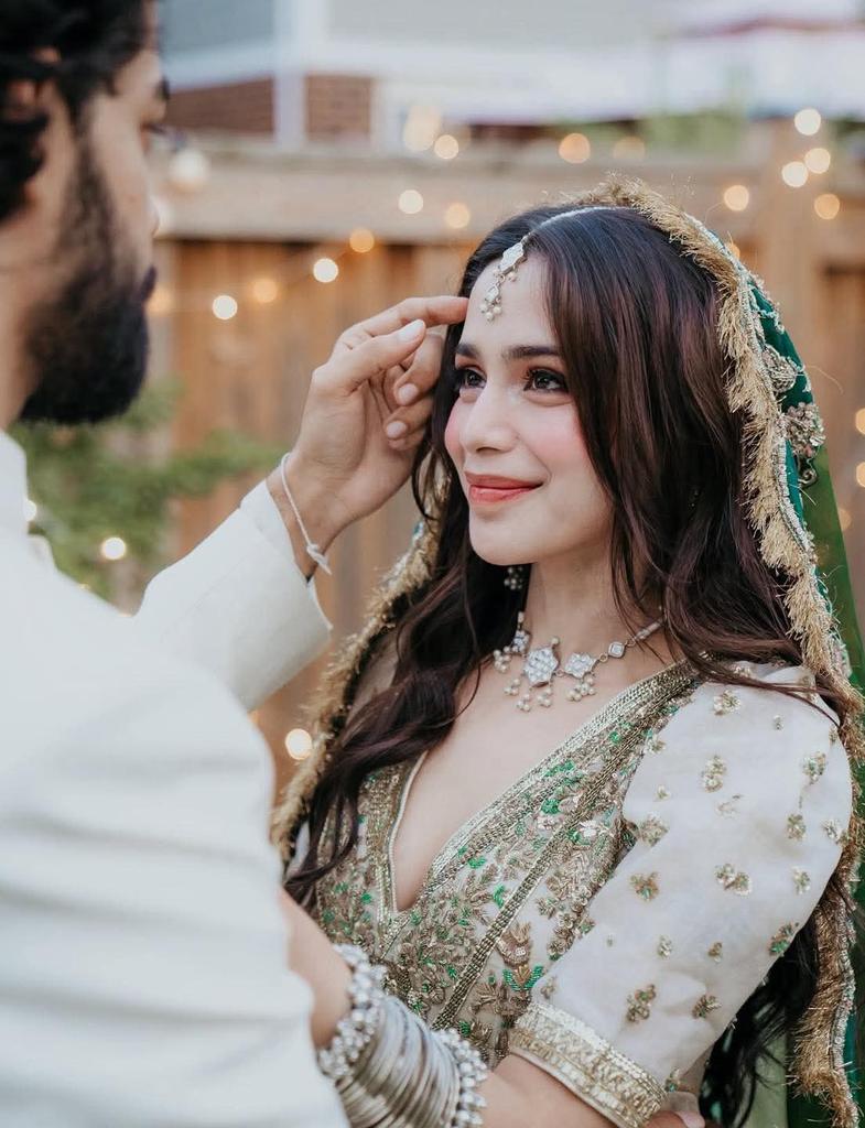 PenduDotCom_'s tweet image. Aima Baig got married to Zain Ahmed in Canada. 🇨🇦

#marriage #DeepNeck #Bridal #AimaBaig #zainahmed