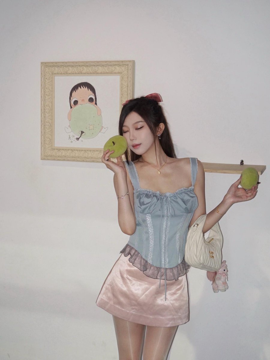 骚屄女大穿着亮油丝搔首弄姿勾引大鸡巴呢!