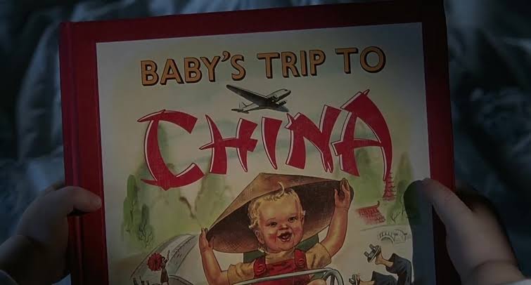 ME ENCANTABA ESTA PELI JODER!
Aquí se llamó "El Peque se va de marcha" y "Cuidado: bebé suelto!" en Hispanoamérica. Aún la tengo en VHS y la vi como 1.000 veces 😅 Era como ver gags de dibujos animados en acción real. 
El final acababa dando a entender una 2ª parte en China que
