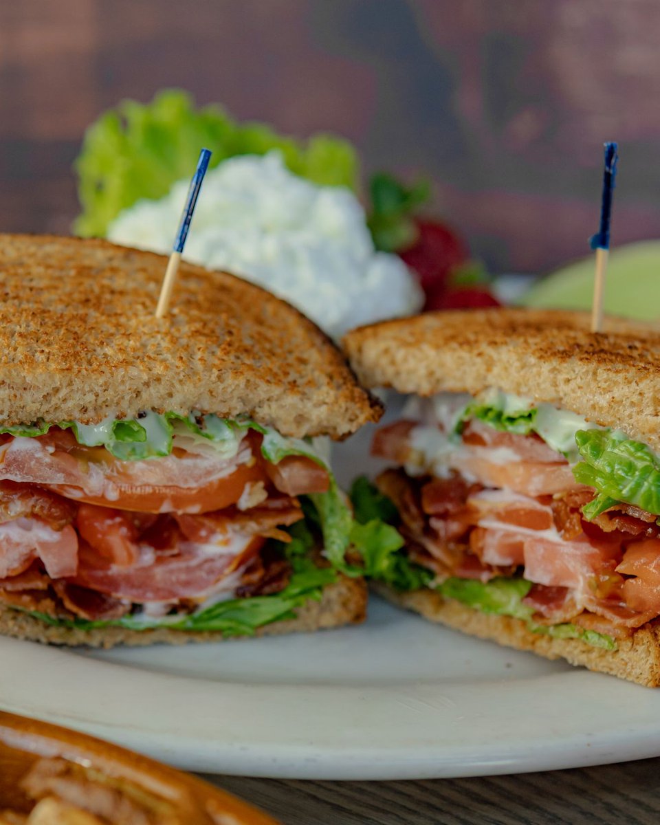 Crispy bacon, fresh lettuce, and juicy tomatoes all tucked into a perfect sandwich. 🥓🥬🍅 The classic BLT you’ve been craving!

#USEgg #USEggLunch #ArizonaEats #BLTSandwich