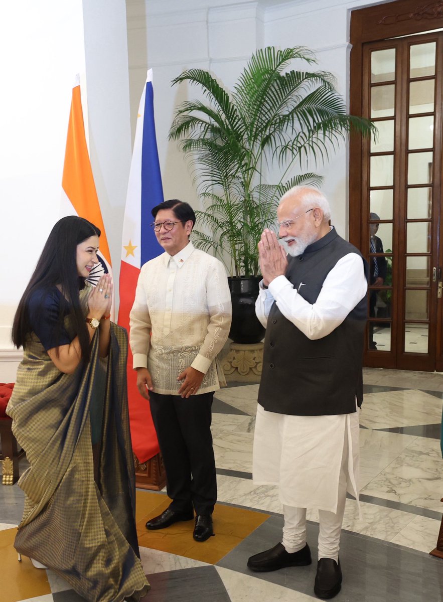 ऐसे समय में जब कई देश अमेरिकी दबाव के आगे झुक गए हैं, प्रधानमंत्री मोदी ने स्पष्ट कर दिया है कि भारत का राष्ट्रीय हित हमेशा सर्वोपरि रहेगा। सरकार का संकेत दृढ़ है भारत को समझौते के लिए मजबूर नहीं किया जा सकता।
अमेरिका के साथ रिश्तों के उथल पुथल के बीच हैदराबाद हाउस में फिलीपींस