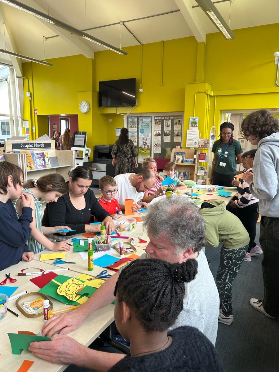 GreenwichLibs's tweet image. Families at #SladeLibrary got creative with help and inspiration from author and illustrator John O’Leary this week! Using the Summer Reading Challenge #StoryGarden as the theme, we made pop up books using different colours and materials 🎨🌿 #LoveYourLibrary