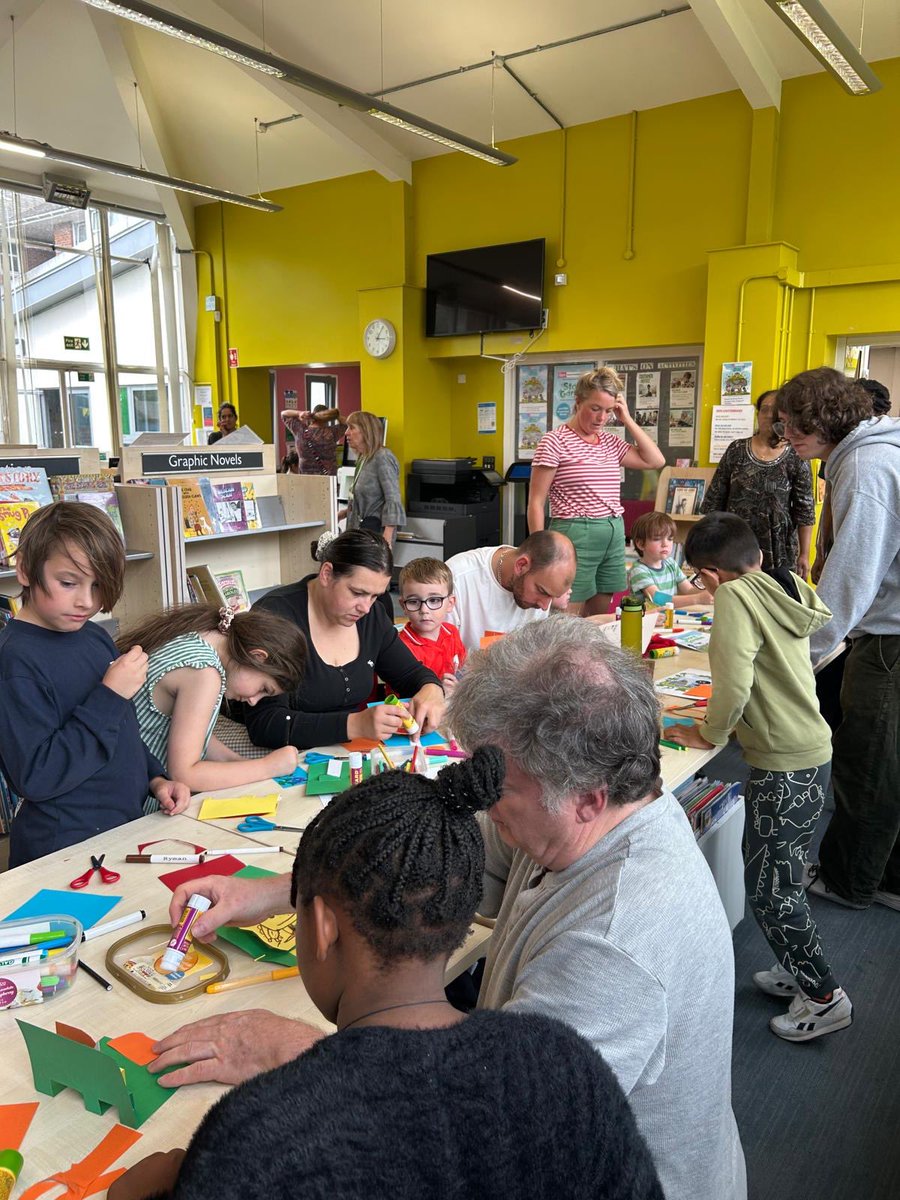 GreenwichLibs's tweet image. Families at #SladeLibrary got creative with help and inspiration from author and illustrator John O’Leary this week! Using the Summer Reading Challenge #StoryGarden as the theme, we made pop up books using different colours and materials 🎨🌿 #LoveYourLibrary
