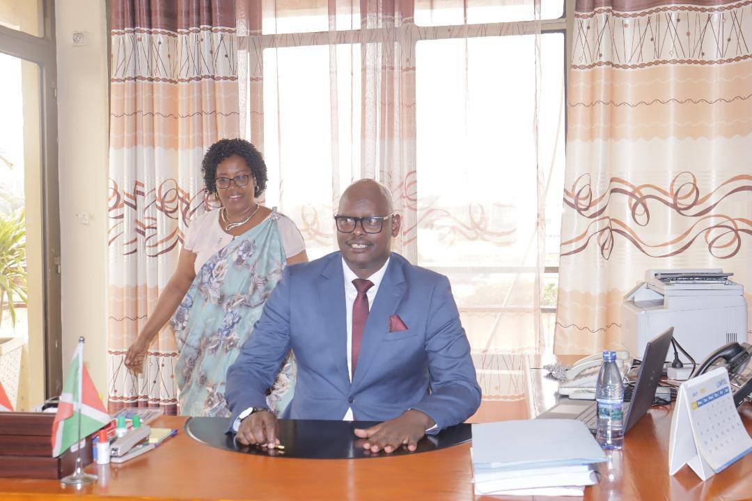 AGASUMO NEWS (@agasumonews) on Twitter photo #Bujumbura: Habaye ibisikanya mubushikiranganji bwo kumenyesha amakuru. Ukwo kubisikanya kwabaye hagati y'umushikiranganji yahora atwara ubwo bushikiranganji Leocadie Ndacayisaba hamwe n'uwamusububiriye Bugaga Gabby.
<a href="/NtareHouse/">Ntare Rushatsi House</a> #Bujumbura: Habaye ibisikanya mubushikiranganji bwo kumenyesha amakuru. Ukwo kubisikanya kwabaye hagati y'umushikiranganji yahora atwara ubwo bushikiranganji Leocadie Ndacayisaba hamwe n'uwamusububiriye Bugaga Gabby.
<a href="/NtareHouse/">Ntare Rushatsi House</a>