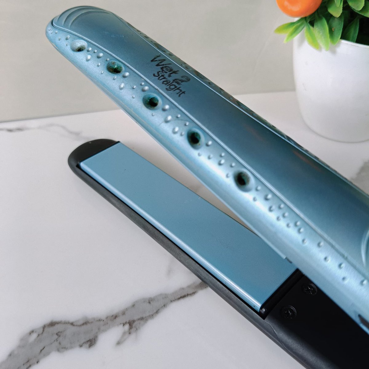 satriyanida's tweet photo. WTS Remington Wet To Straight/ Remington Wet 2 Straight , type S7300 suhu sampai 230 derajat 

Kondisi seperti foto, fungsi normal, kabel bisa diputar 360, minus pemakaian real pict sesuai foto

Dom Surabaya 

Price 450k 

#wts #wtb https://t.co/z1vKuBeznU