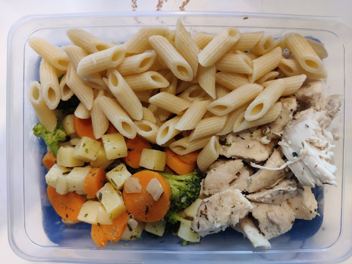 Batch cooking for this week is a bit different 'cause I went to buy my chicken directly to the farmer (more expensive but much better). Two version, one with rice and one with pasta, and a good mix of vegetables I like!