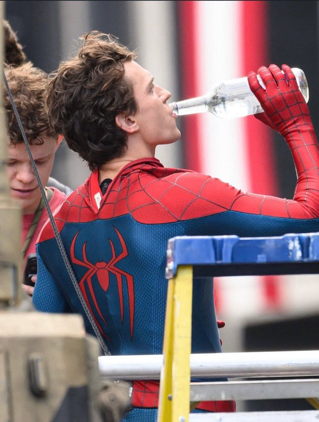 marvel_updat3s's tweet photo. New look at Tom Holland on the set of ‘SPIDER-MAN: BRAND NEW DAY’. https://t.co/GRrhWyLH7t