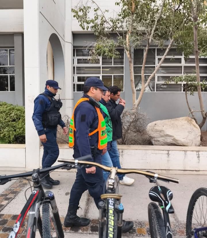 LautaroJimenezB's tweet image. #Urgente Detienen a Benito Martinez Secretario General de ATE #Malargüe por llevar adelante un #paro de #municipales contra las condiciones laborales y salariales que padecen con Jaque. #Cornejo y sus cómplices están convirtiendo #Mendoza en un gulag de LLA. Libérenlo ya!