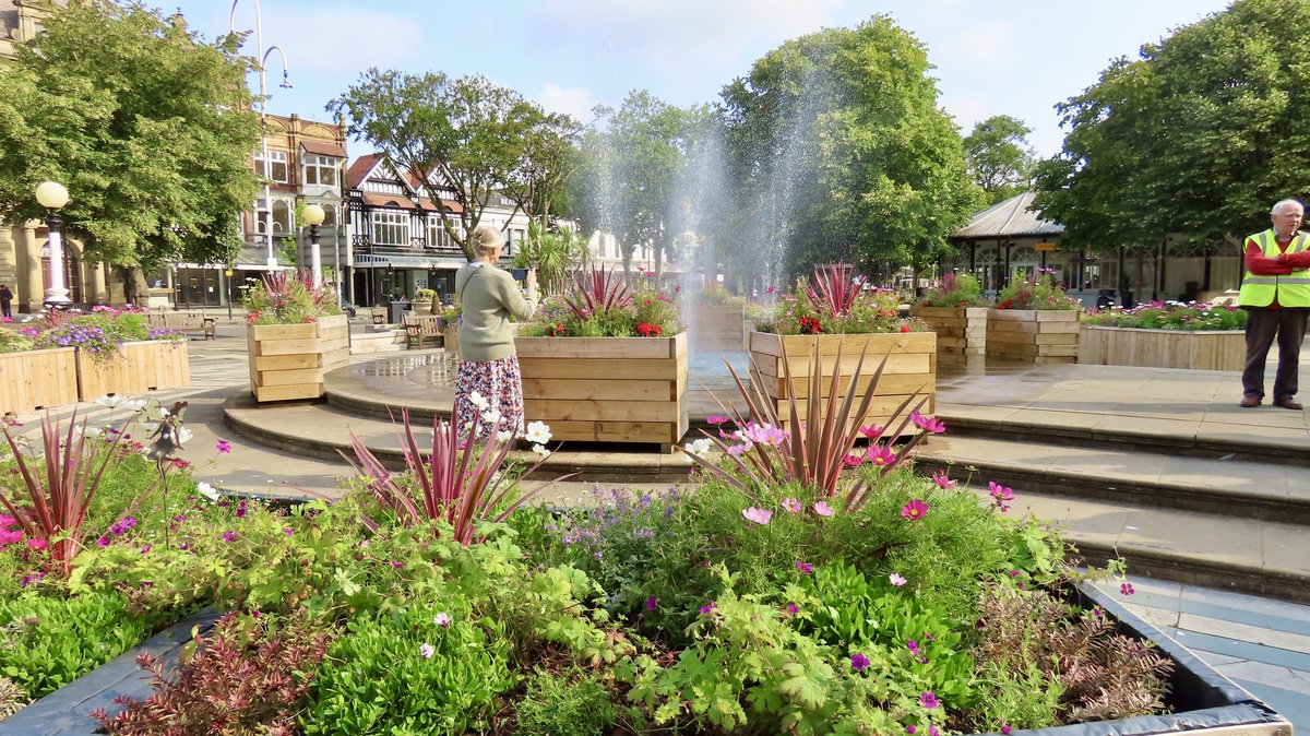 The RHS Britain In Bloom judges were in Southport today where they weee impressed by the amazing work happening in the Town Hall Gardens thanks to the Lord Street In Bloom volunteers, <a href="/GreenSefton_/">Green Sefton</a> and <a href="/DowhighLtd/">Dowhigh Ltd</a> and others
#StandUpForSouthport #southport