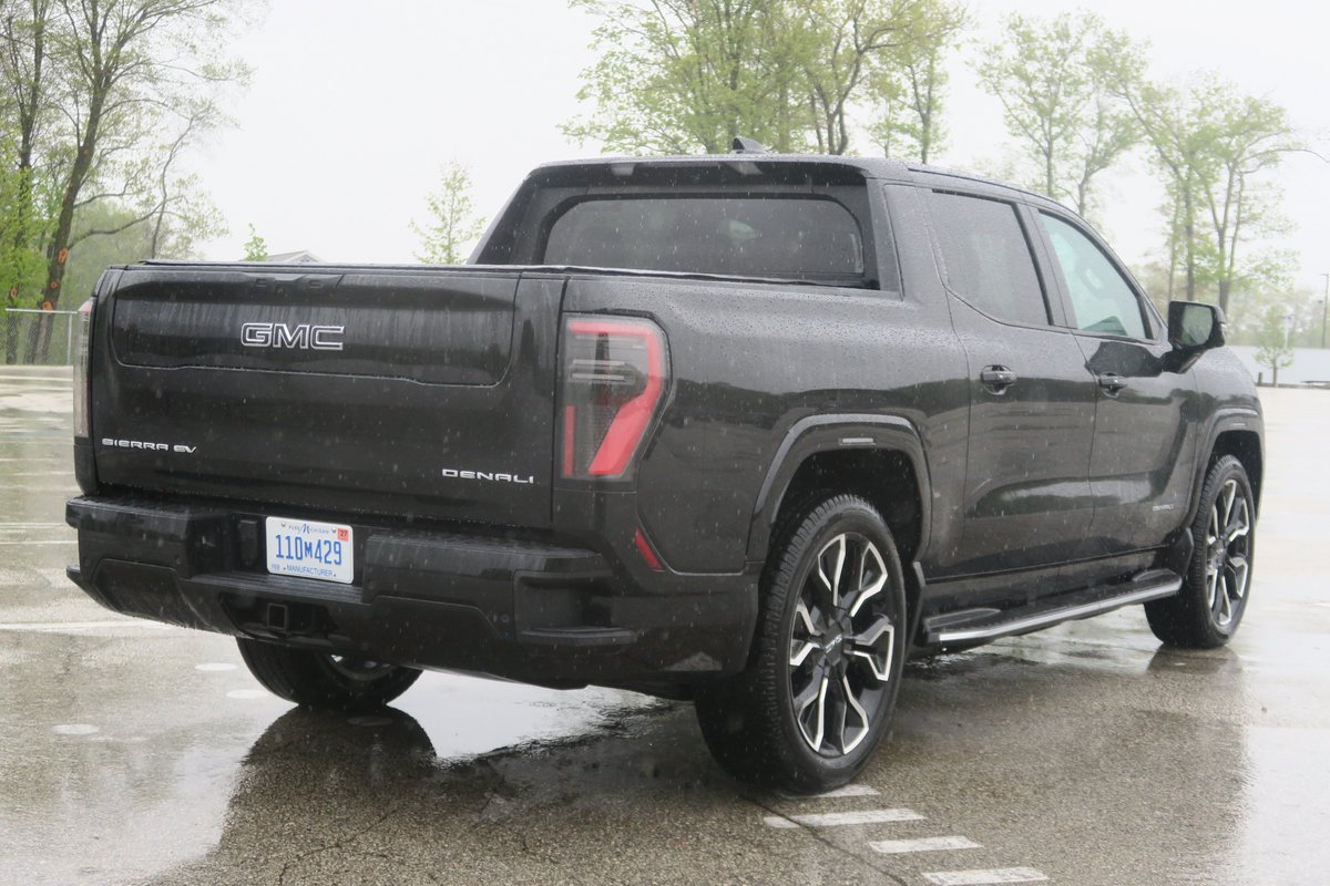 TechMobilityPod's tweet image. My recent test drive of the 2025 GMC Sierra EV Denali MAX RANGE showed how electric power is changing the luxury truck market. With 760 horsepower, 785 ft-lb of torque, and over 460 miles of range, this $102,000 pickup offers sports car-like acceleration and real utility.…
