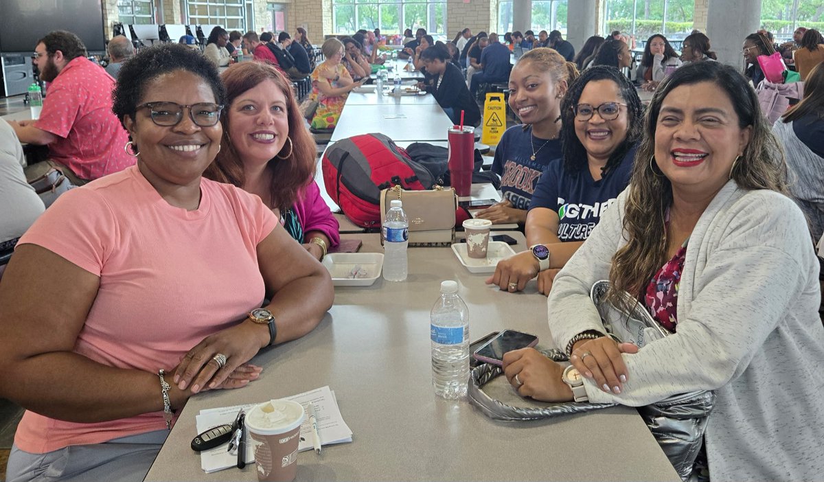 LES_Spring's tweet image. Link is back and super pumped for the 25-26 school year! We loved meeting the new Leopard teachers at the New Teacher Extravaganza!