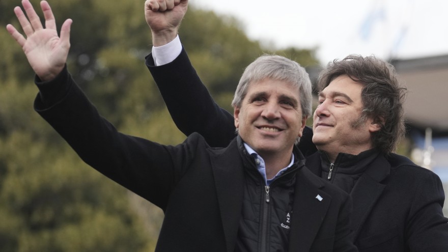 EsterLinaLanzi's tweet image. El Toto es 1 de los 3 funcionarios más ricos del gabinete.
Su patrimonio creció un 137 % en su primer año de ministro y tiene más de la mitad afuera del país.

En el mismo año, las empresas y Pymes pierden, cuanto menos, un 30 ó un 40%.

Cómo hizo Caputo?