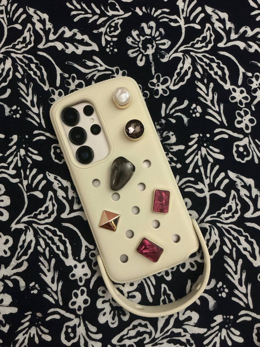 Reihanimldh's tweet photo. Duitku habis beli jibbitz 🤣 https://t.co/Mp0lRo7QxP