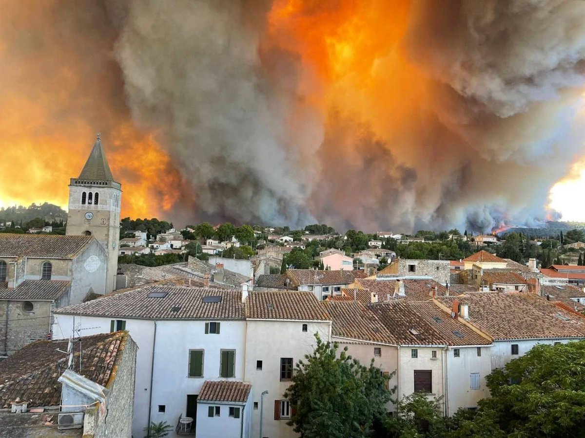 furkanhabernet's tweet photo. 🔥Fransa'nın Aude kentinde büyük bir #ormanyangını, 14. 000 hektarlık alan kül oldu.
#FranceFire #Aude #fire https://t.co/NMMHEOCmTC
