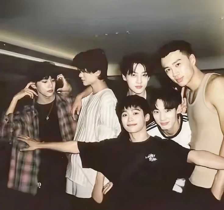 together with all 𝙍𝙚𝙫𝙚𝙣𝙜𝙚𝙙 𝙇𝙤𝙫𝙚 cast! no matter how the plot makes us "hate" each other, behind the scenes, we enjoyed our time together a lot! it was fun to meet them and joking around while waiting for our time to shoot. 👀🗣️