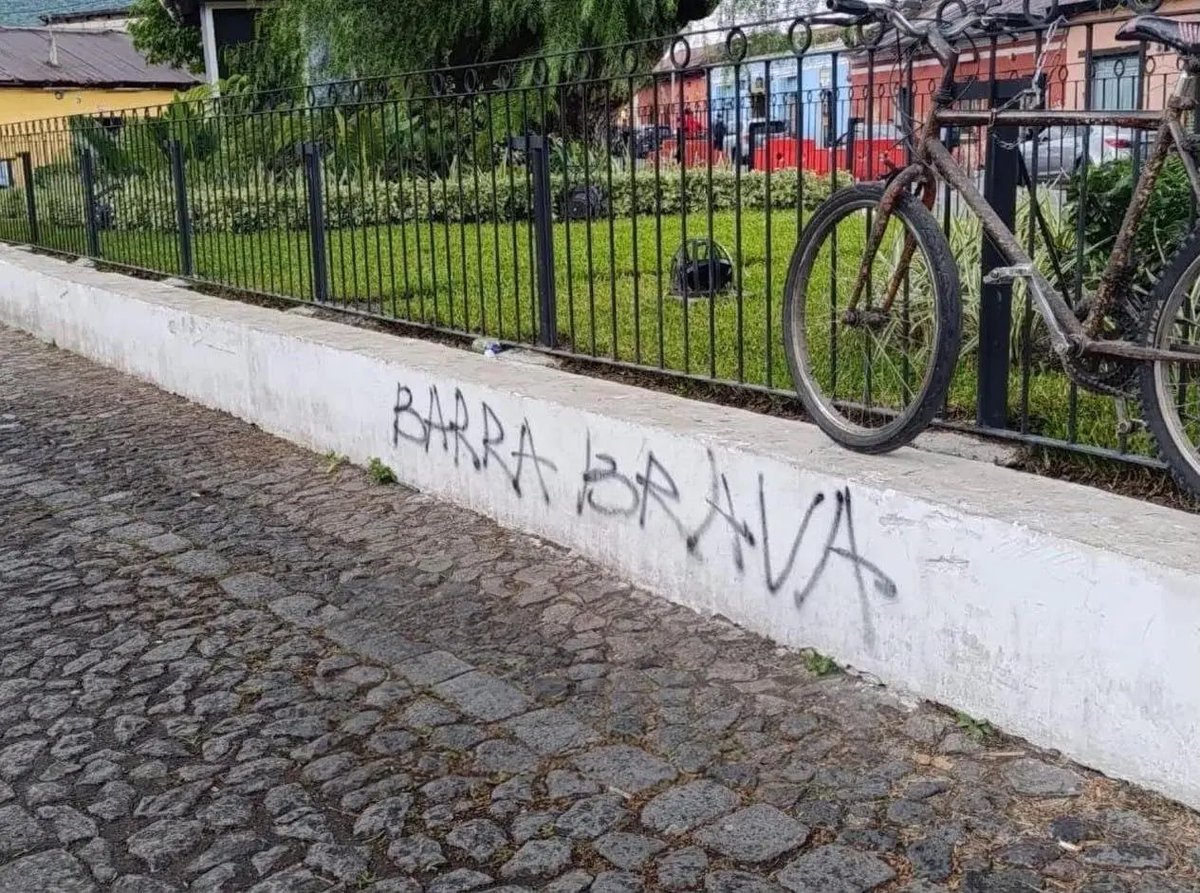 🚨 Paredes de Antigua marcadas por supuestos fans del Alianza FC

En Antigua Guatemala, ciudad Patrimonio de la Humanidad, aparecieron pintas con la leyenda “Barra Brava 96”, atribuidas a supuestos aficionados del Alianza FC que viajaron por la Copa Centroamericana 2025.