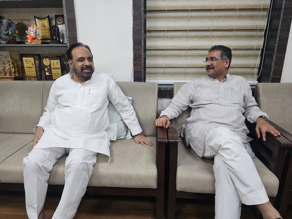 bhargav_gopal's tweet photo. "भोपाल स्थित निवास पर मध्यप्रदेश भाजपा के प्रदेश संगठन मंत्री श्री हितानंद जी का आत्मीय स्वागत किया तथा उनके साथ विभिन्न सांगठनिक विषयों पर चर्चा की।"

@BJP4MP 
@HitanandSharma https://t.co/VpHxKzMbH7