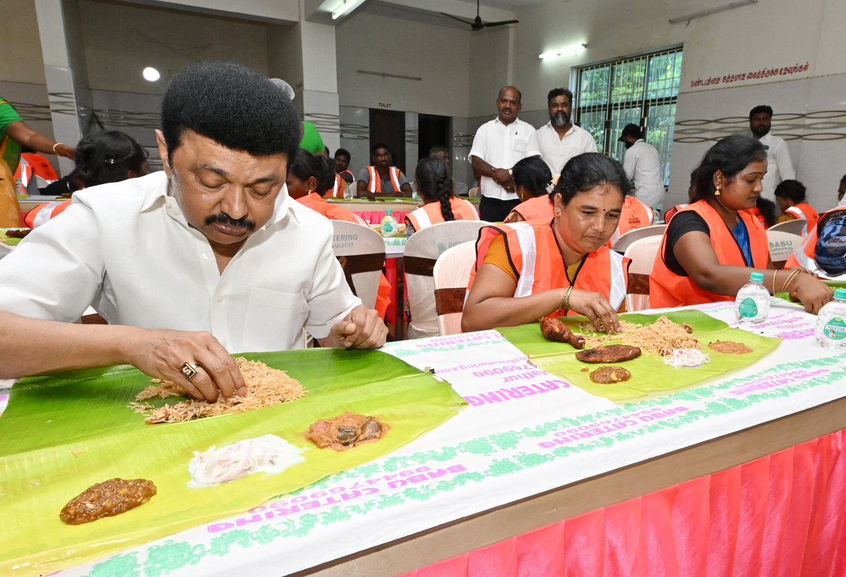 𝗠𝗡 𝗩𝗙𝗖 (@v_f_c_madesh) on Twitter photo விளம்பரத்திற்காக தூய்மை பணியாளர்களுடன் உணவு அருந்துவோம் 😂
ஆனால் அவர்கள்
போராட்டம் பண்ணால் கண்டுக்கவே மாட்டோம் 😡
இப்படிக்கி விளம்பர <a href="/mkstalin/">M.K.Stalin</a> 🤡
#திருட்டுமுன்னேற்றக்கழகம் விளம்பரத்திற்காக தூய்மை பணியாளர்களுடன் உணவு அருந்துவோம் 😂
ஆனால் அவர்கள்
போராட்டம் பண்ணால் கண்டுக்கவே மாட்டோம் 😡
இப்படிக்கி விளம்பர <a href="/mkstalin/">M.K.Stalin</a> 🤡
#திருட்டுமுன்னேற்றக்கழகம்