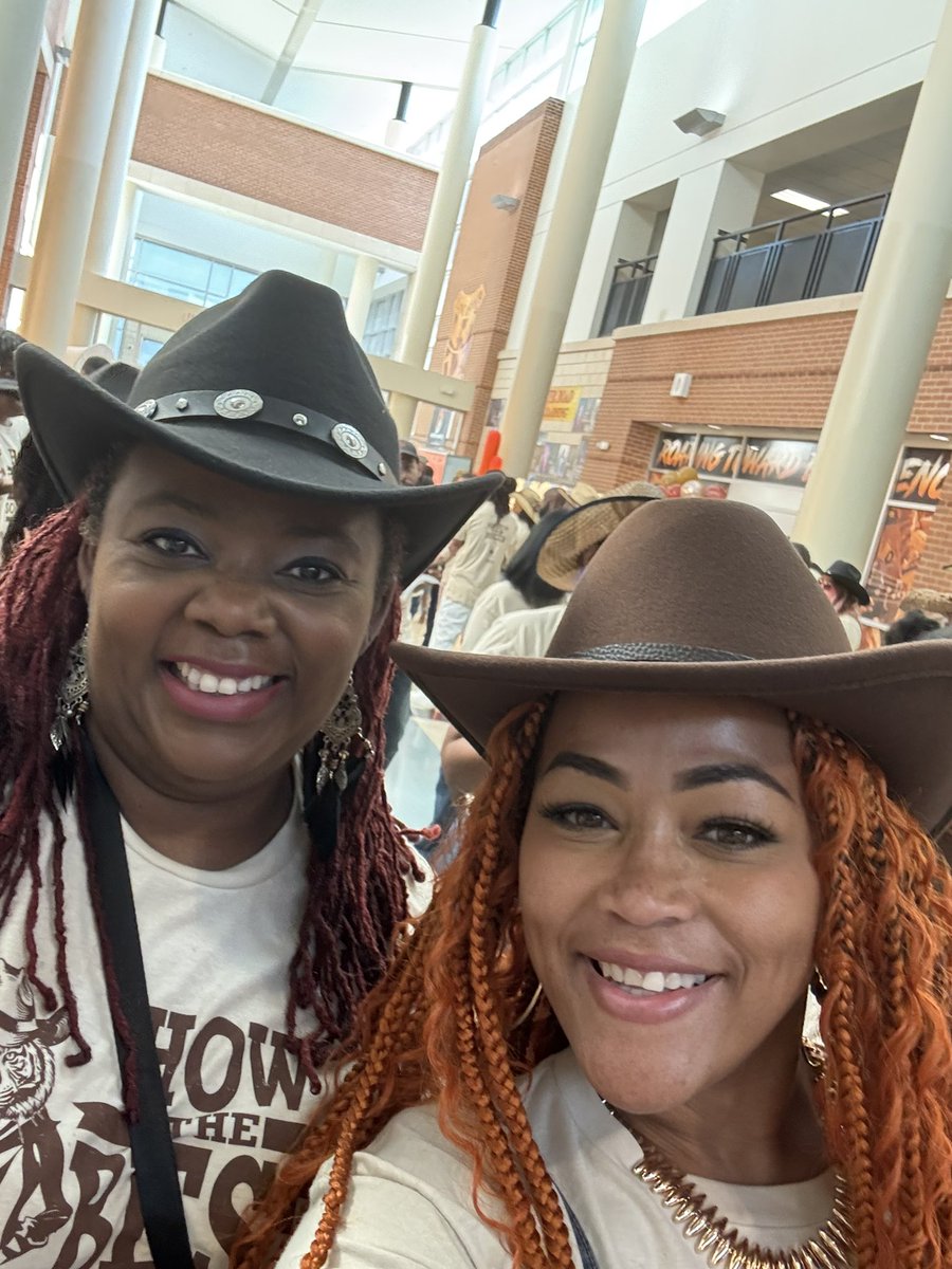 AlexusMGates's tweet photo. Who I love, because of her my summer school experience was one of the best!! Of course we had to get a picture!!! 25-26 LISD Convocation 🖤🧡🔥 @LancasterISD @MsMieshaMedford https://t.co/MsoyDgOmTB
