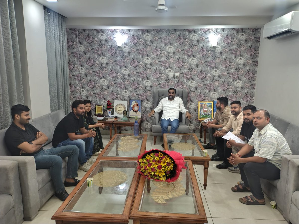 आज दिल्ली स्थित आवास पर SSC अभ्यर्थियों ने ज्ञापन देकर अवगत करवाया कि SSC की लापरवाही ने लाखों युवाओं के सपनों को अधर में लटका दिया है। पेपर लीक, रिजल्ट में देरी और सिस्टम की चुप्पी अब SSC अभ्यर्थियों के बर्दाश्त से बाहर है। ये सिर्फ़ एक परीक्षा की बात नहीं, करोड़ों मेहनत करने