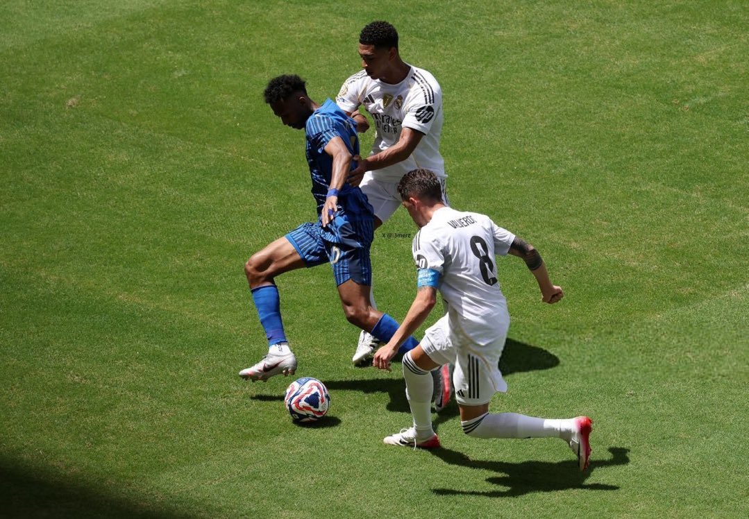 ناصر الدوسري كسب الرهان على نفسه أولًا..
قبل ما يتفوّق على كنو والجوير والمالكي..
ويثبت نفسه كخيار ثالث في وسط الملعب عند مدرب يُعد من بين نخبة مدربي العالم.. 

الخانة ما تاخذها بالصوت وكثر الكلام
الخانة تاخذها بالهدوء، التواضع، والعمل فقط!

وصلت؟ 
ممتاز.. 

براڤو ناصر والله