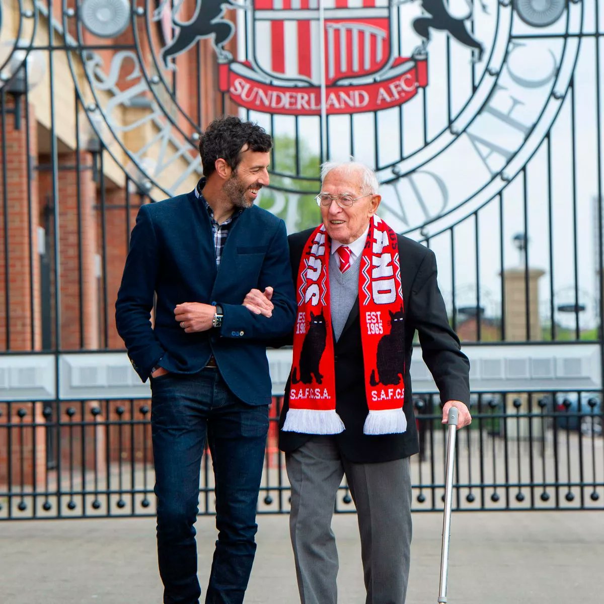 Bellissimo gesto del Sunderland, che con la nuova stagione alle porte, ha annunciato che regalerà l'abbonamento a tutti i tifosi over 85 che sono abbonati da almeno 3 anni.

Non solo: coloro che l'hanno già acquistato, riceveranno un rimborso totale.

😍👏