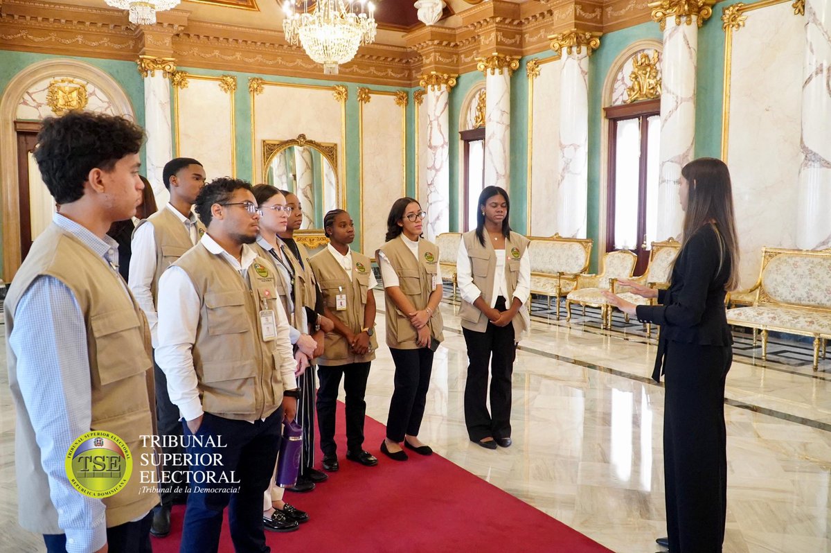 El grupo de jóvenes que forma parte del programa “Enséñame a Trabajar” del Tribunal Superior Electoral (TSE) realizó una visita al Palacio Nacional, como parte de las actividades formativas y de desarrollo institucional que impulsa el tribunal.

Durante el recorrido, los jóvenes