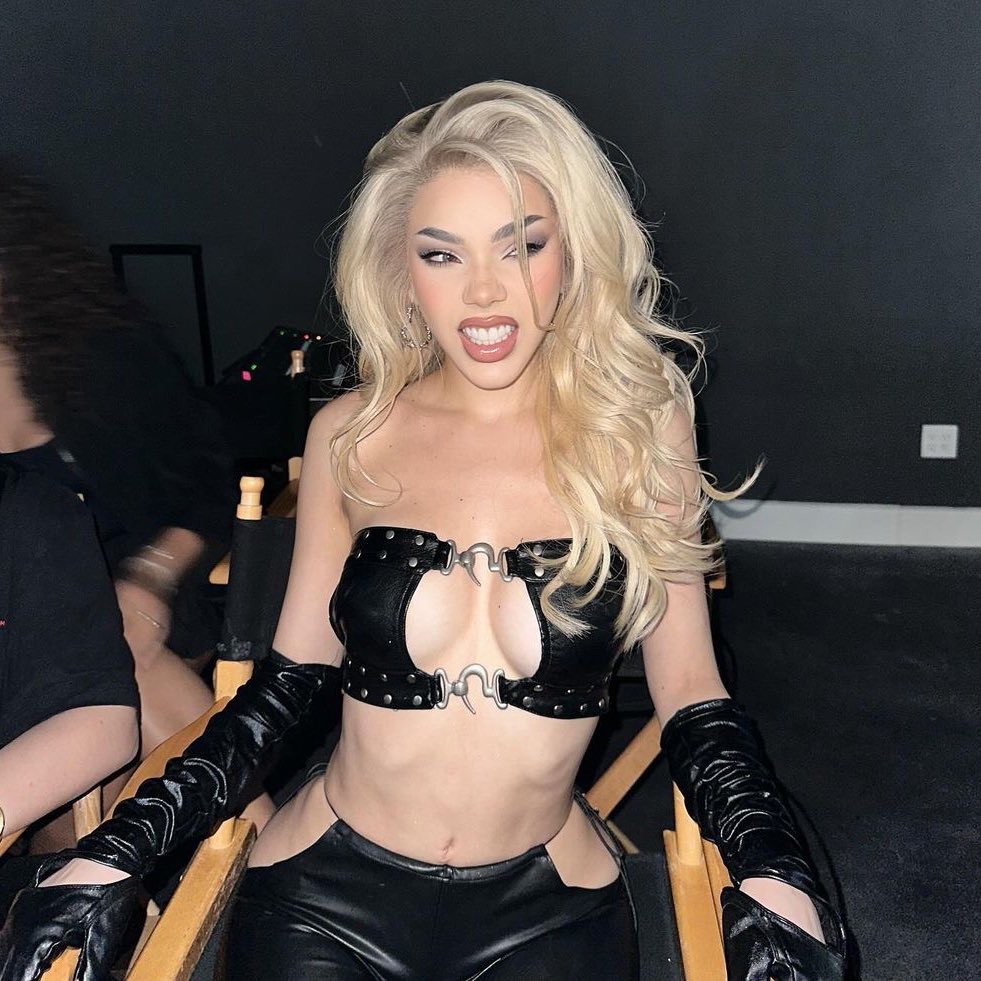 Spotify Update — Oyentes Mensuales:              

@KeniaOS — 10,257,159 (+22,800).