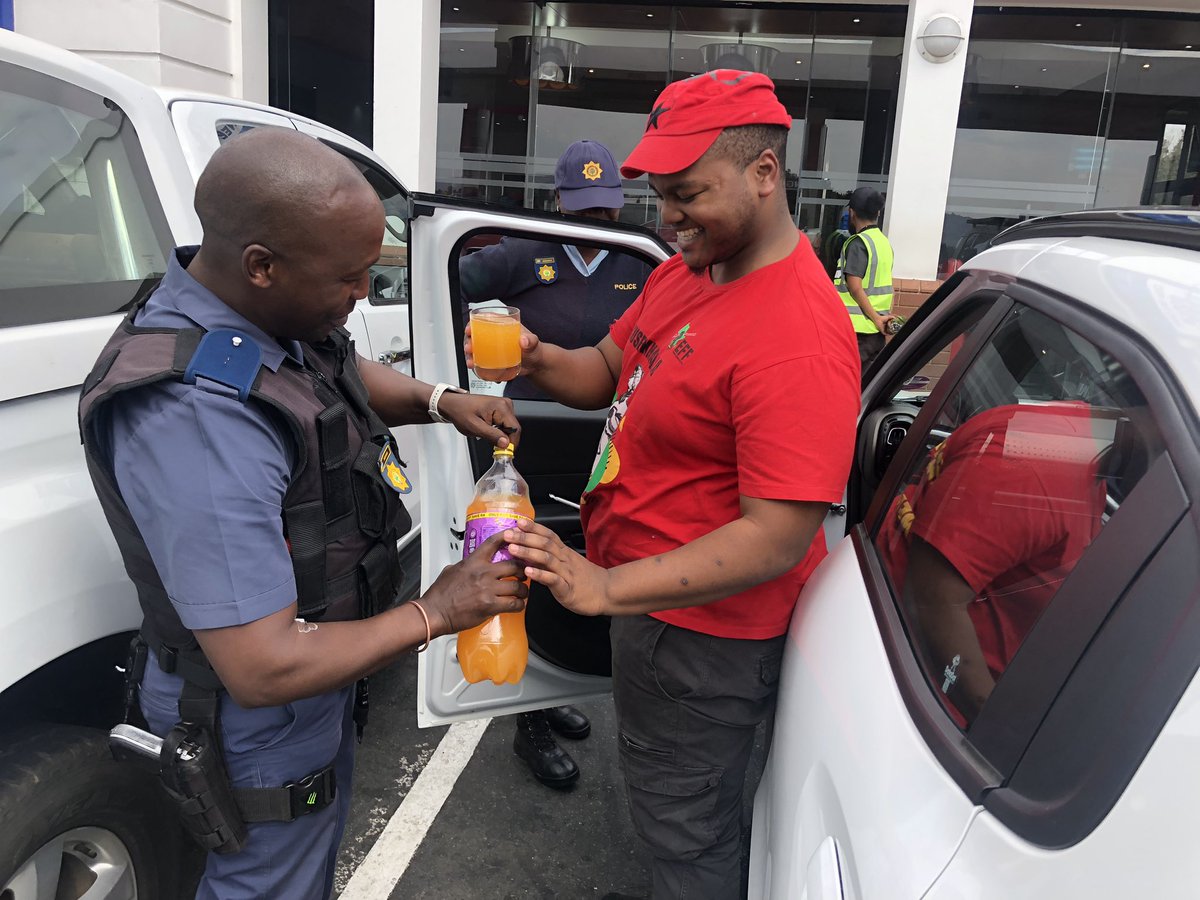 TebogoSako's tweet photo. An officer offered Hon. President @SihleLonzi “cold drink” for the good work he’s doing in parliament en-route to deployment. Qhuba mongameli✊🏾 Uyeza uMkhwanazi😅 https://t.co/G8q930pqZ7