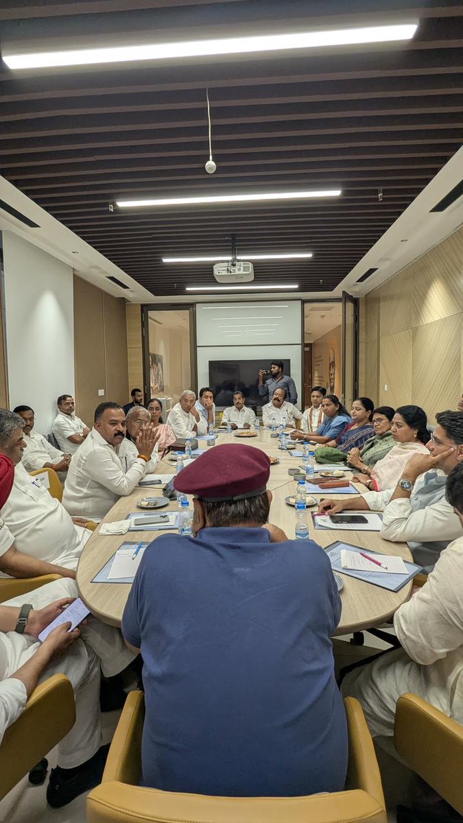 आज AICC-OBC विभाग के चेयरमैन <a href="/DrJaihind/">Dr Anil 'JaiHind' 🇮🇳</a> जी की मौजूदगी में OBC एडवाइजरी काउंसिल और लोकसभा-राज्यसभा के सांसदों की महत्वपूर्ण बैठक हुई।

इस बैठक में OBC वर्ग से जुड़े जरूरी मुद्दों पर चर्चा की गई। 

📍 इंदिरा भवन, नई दिल्ली