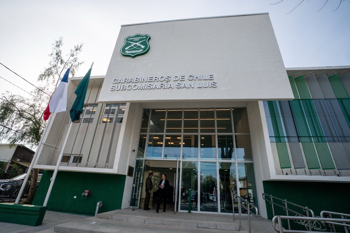 Tras los tres días de duelo nacional que decretamos por el trágico fallecimiento de los seis mineros de la División El Teniente, hoy retomamos las actividades en la comuna de Peñalolén, inaugurando la Subcomisaría San Luis.

Cambiamos la antigua tenencia de un poco más de 240 m2