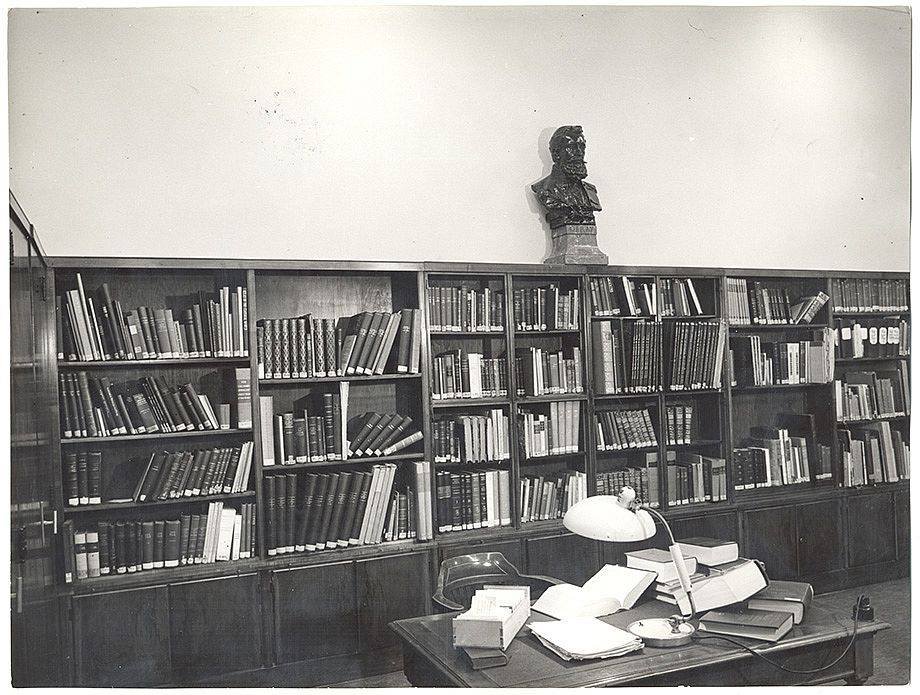 #CsütörtökiMúltidézés #tbt #kutatóterem

Az Egyetemi Könyvtár kutatóterme.

Fotótárunkból: hdl.handle.net/10831/21907