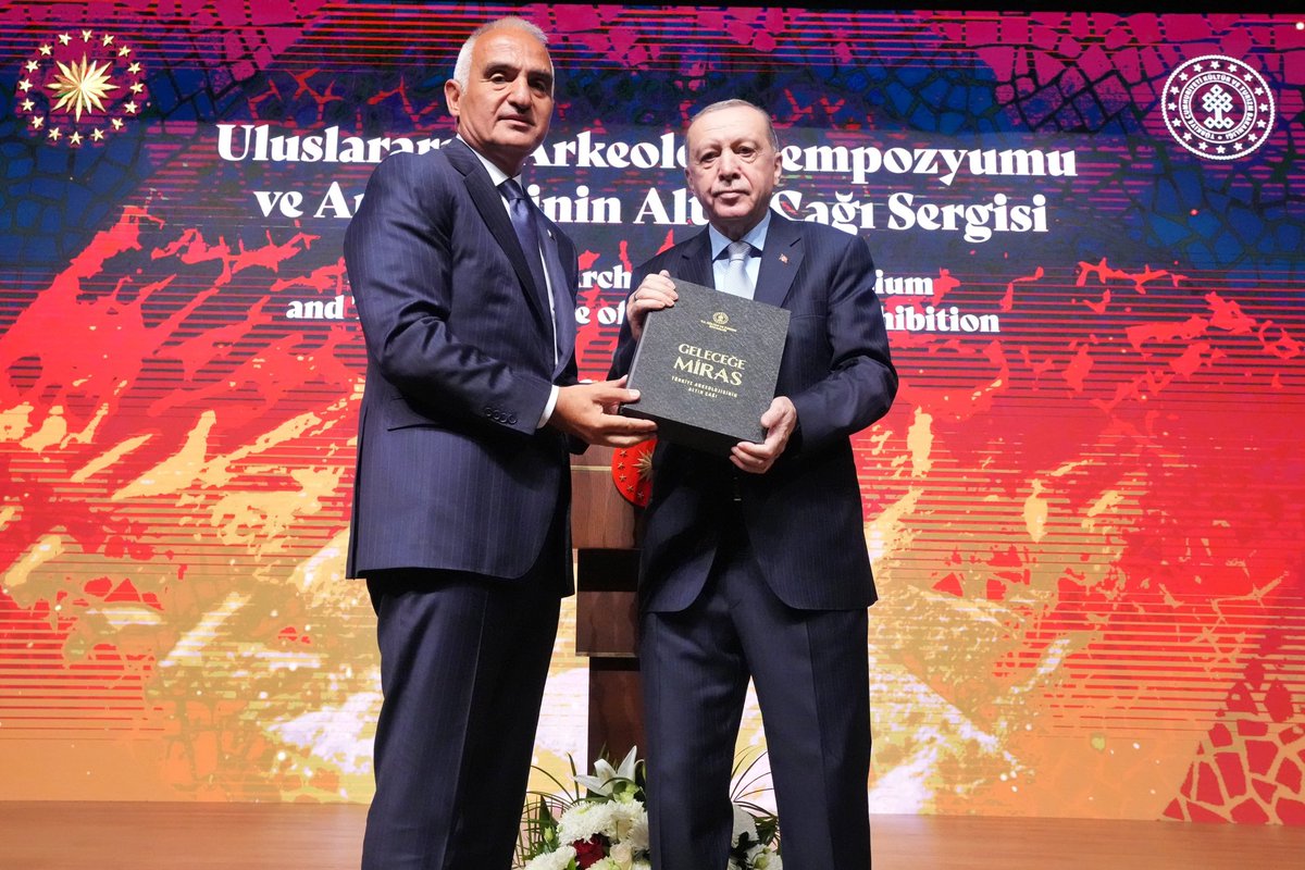 yazgi_gokhan's tweet photo. Cumhurbaşkanımız Sayın @RTErdogan ve Kültür ve Turizm Bakanımız Sayın @MehmetNuriErsoy ’un teşrifleriyle, bugün Cumhurbaşkanlığı Millet Kütüphanesi’nde kapılarını açan “Bir Vizyonun Doğuşu: Geleceğe Miras Projesi - Arkeolojinin Altın Çağı” sergisinin açılışına katıldık.

2023 yılında Bakanlığımız öncülüğünde hayata geçirilen ve ülkemizin arkeoloji alanındaki küresel tanınırlığını artırmayı amaçlayan Geleceğe Miras Projesi kapsamında gerçekleştirilen kazılarda gün yüzüne çıkarılan eserler ile yurt dışından iadesi sağlanan ve yurt içinde koruma altına alınan tarihi eserlerden seçilen nadide parçalar, bu özel sergide sanatseverlerle buluşuyor.

Sergimiz, Cumhurbaşkanlığı Millet Kütüphanesi’nde ziyaretçilerini bekliyor.

Eşsiz sergiyi görmek üzere tüm halkımızı davet ediyorum.

@TCKulturTurizm 
@cb_kutuphane 
#GeleceğeMirasProjesi