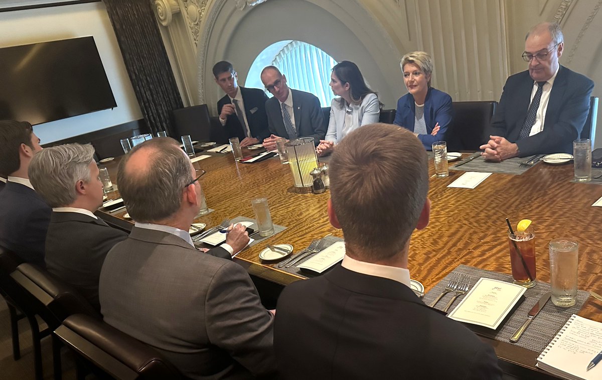 keller_sutter's tweet photo. Vizepräsident @ParmelinG und ich haben uns auch mit wichtigen amerikanischen Wirtschaftsvertretern getroffen, um über die Zoll-Situation zu sprechen. #WASHINGTON https://t.co/7NUevCL0n6
