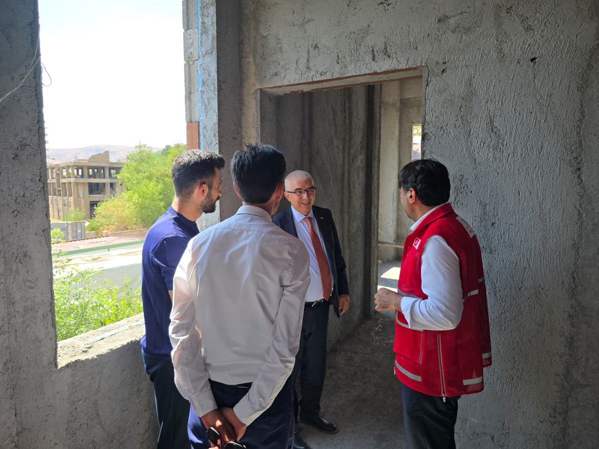 Eren Holding tarafından yapımı devam eden Türk Kızılay Hizmet Binası ve Eren Aşevimiz , Genel Sekreterimiz Sn. Yusuf Ramazan SAYGILI tarafından yerinde incelendi.Kendisine bina ile ilgili çalışmalar hakkında bilgi verildi.