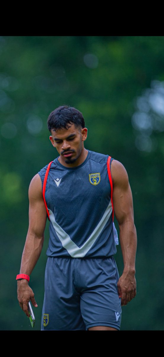 🚨🚨مؤكد : 

لم تتلقَ إدارة #التعاون حتى الآن أي عرض رسمي بشأن انتقال اللاعب سعد الناصر، في حين اكتفت الأندية المهتمة بتقديم عروض شفهية، بعضها يتضمن مقابلًا ماليًا وصفقات تبادلية.