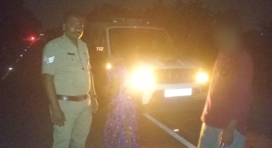 112 Ballari (@112ballari) on Twitter photo ದಿನಾಂಕ: 06-08-2025 ರಂದು ಬಳ್ಳಾರಿ ಜಿಲ್ಲೆಯ ಕುರುಗೋಡು ಪೊಲೀಸ್ ಠಾಣಾ ವ್ಯಾಪ್ತಿಯ ದಮ್ಮೂರು ಗ್ರಾಮದಲ್ಲಿ ಕಲಹವಾಗುತ್ತಿರುವ ಬಗ್ಗೆ 112 ಗೆ ಕರೆ ಬಂದಿದ್ದು, ERSS-112 ಸಿಬ್ಬಂದಿಗಳು ಕೂಡಲೇ ಸ್ಥಳಕ್ಕೆ ಭೇಟಿ ನೀಡಿ,ಸೂಕ್ತ ತಿಳುವಳಿಕೆಯನ್ನು ನೀಡಿ, ಸಮಸ್ಯೆಯನ್ನು ಸ್ಥಳದಲ್ಲಿ ಬಗೆಹರಿಸಿರುತ್ತಾರೆ. <a href="/112Karnataka/">112Karnataka</a> ದಿನಾಂಕ: 06-08-2025 ರಂದು ಬಳ್ಳಾರಿ ಜಿಲ್ಲೆಯ ಕುರುಗೋಡು ಪೊಲೀಸ್ ಠಾಣಾ ವ್ಯಾಪ್ತಿಯ ದಮ್ಮೂರು ಗ್ರಾಮದಲ್ಲಿ ಕಲಹವಾಗುತ್ತಿರುವ ಬಗ್ಗೆ 112 ಗೆ ಕರೆ ಬಂದಿದ್ದು, ERSS-112 ಸಿಬ್ಬಂದಿಗಳು ಕೂಡಲೇ ಸ್ಥಳಕ್ಕೆ ಭೇಟಿ ನೀಡಿ,ಸೂಕ್ತ ತಿಳುವಳಿಕೆಯನ್ನು ನೀಡಿ, ಸಮಸ್ಯೆಯನ್ನು ಸ್ಥಳದಲ್ಲಿ ಬಗೆಹರಿಸಿರುತ್ತಾರೆ. <a href="/112Karnataka/">112Karnataka</a>